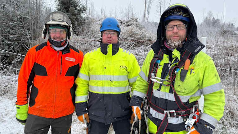 Vasemmalta metsuri Timo Teuho-Markkola (TT Maisema Oy), asentaja Mikko Marjamäki (Eltel Networks), asentaja Jyrki Isomäki (Eltel Networks).
