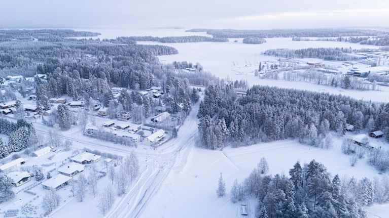 Kaunis siniharmaa pakkasmaisema.