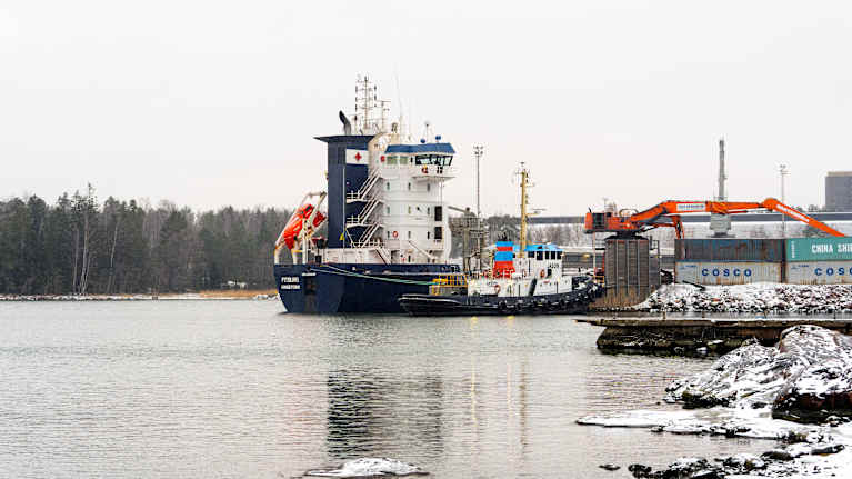 Fitburg-nimisen laivan peräosa. Taustalla näkyy rantaa ja metsää.