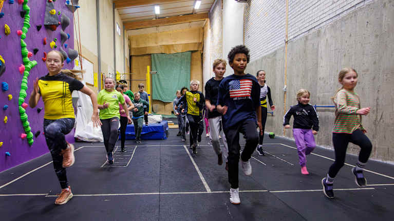 Kangasniemeen Kalskeen urheilukoulun lapset harjoittelevat pikajuoksun askellusta.