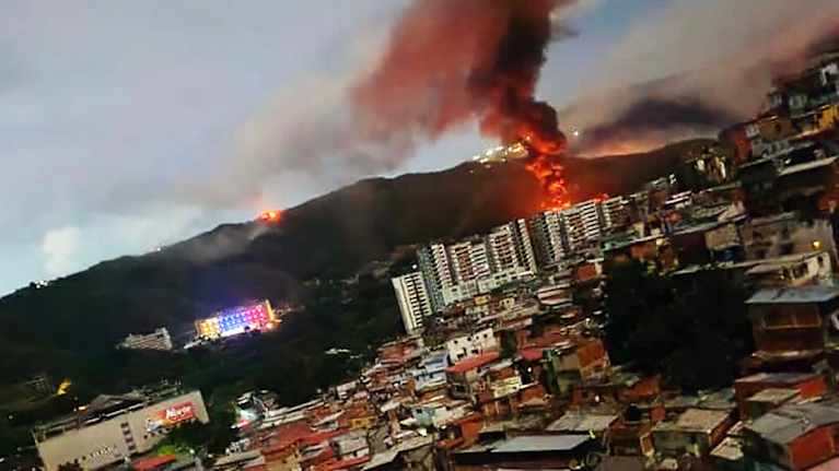 Savupatras nousee Fuerte Tiunan tukikohdasta Caracasissa.