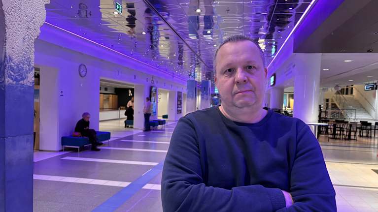 Ilkka Taka-aho katsoo kameraan kädet puuskassa.