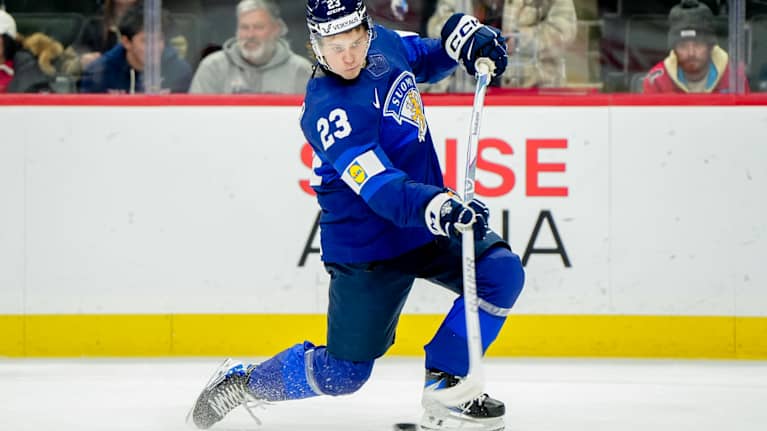 Tuuva laukoo kiekkoa.