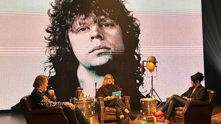 Epe Helenius, Katja Ståhl ja Taija Holm istuvat penkeillä.