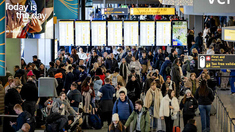 Matkustajia tungoksessa lentoasemalla.