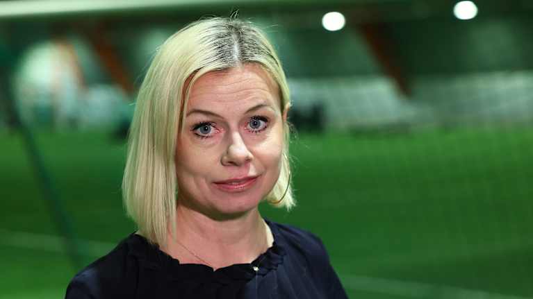 Riikka Pakarinen lähikuvassa Laaksolahden jalkapallohallissa.