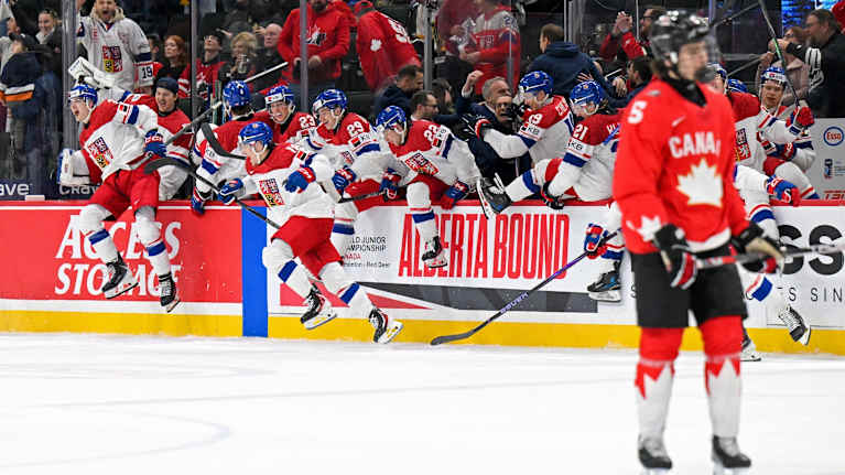 Tšekin pelaajat juhlivat voitettuaan Kanadan välierässä.