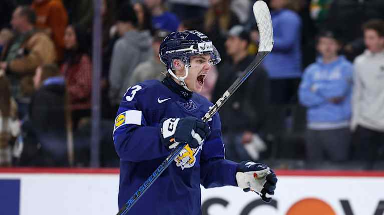 Aron Kiviharju juhlii Suomen maalia.