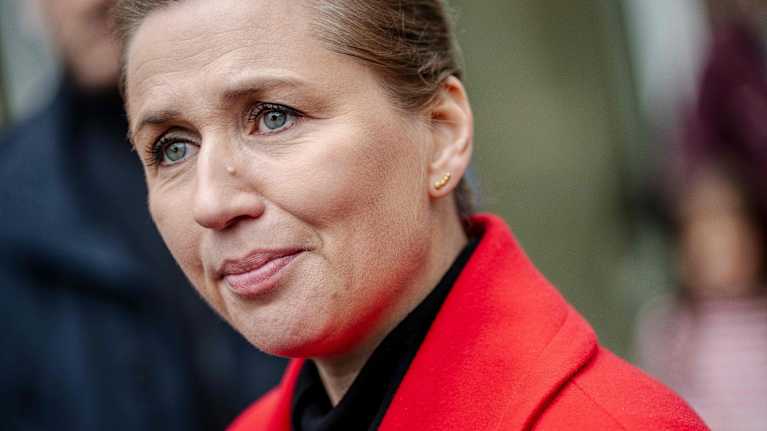 Nainen punaisessa takissa lähikuvassa.