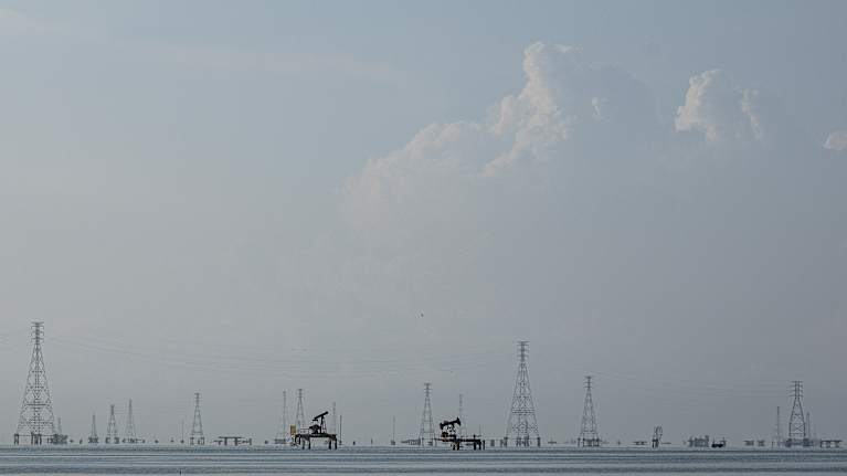Öljypumppuja Maracaibo-järvellä Maracaibossa, Venezuelassa. 