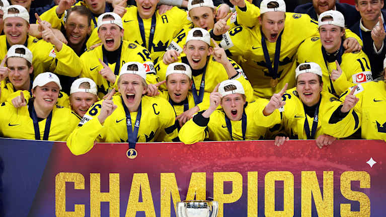 Ruotsin kiekkoilijat ryhmäkuvassa juhlimassa MM-pokaalin kanssa.