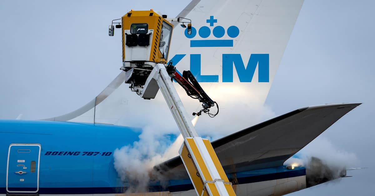 Amsterdamin lentokentän kaaos jatkuu lumentulon vuoksi - Yle