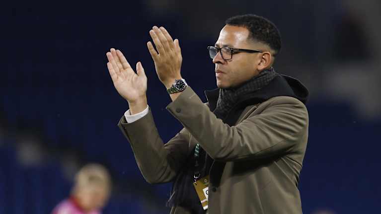 Liam Rosenior taputtaa käsiään kentän laidalla.