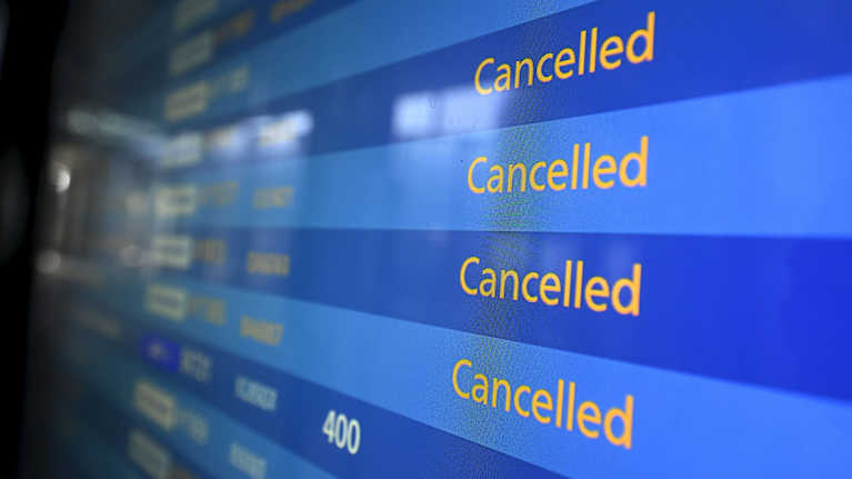 Lentokentällä taulussa lukee lentojen kohdalla Cancelled.