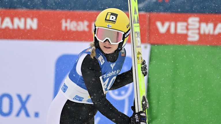 Minja Korhonen efter ett hopp i österrikiska Villach.