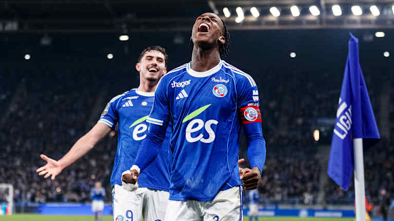 Strasbourgin Emmanuel Emegha tuulettaa maaliaan.