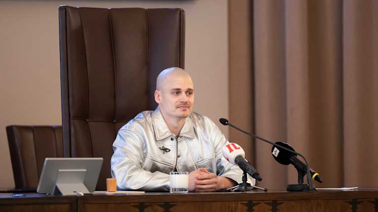 Rap-artisti Gettomasa istuu Jyväskylän kaupungintalon valtuustosalissa.