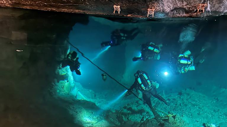 Rajavartiolaitoksen sukeltajat työssään.