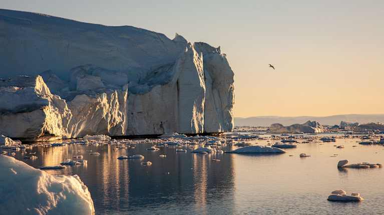 Jäistä merimaisema, kaunis iltavalo. 