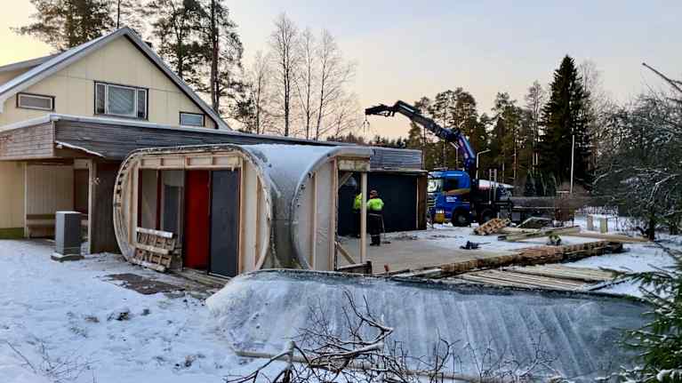 Soikea rakennuksen purkutyö menossa.