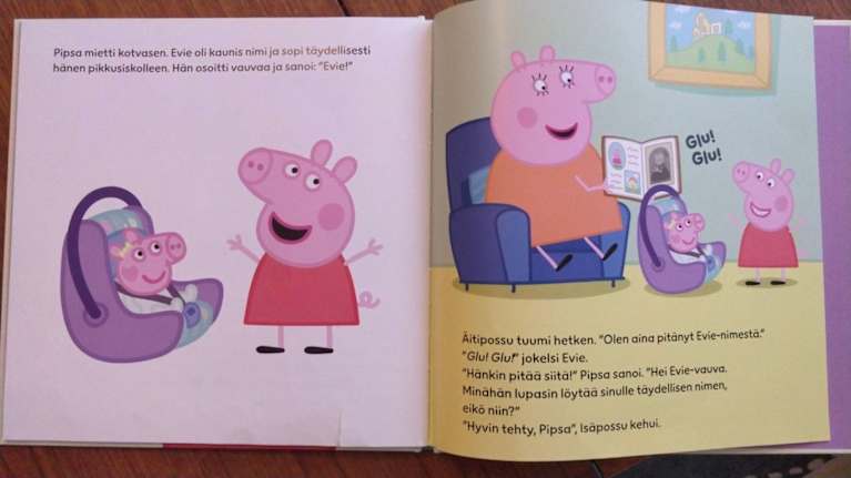 Pipsa Possu -aiheisen kuvakirjan aukeama, jossa esitellään possuperheen uutta Evie-vauvaa.