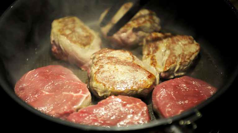 Lihaa paistumassa pannulla.