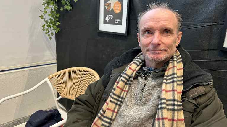 Janne Lintala kertoi osaavansa vaihtaa itse autonsa akun.