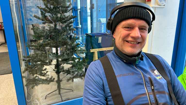 Mikko Toivio kertoi osaavansa vaihtaa auton akun itse.