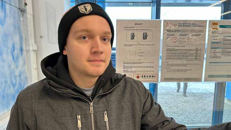 Saku Tuomela kertoi osaavansa vaihtaa itse autonsa akun.