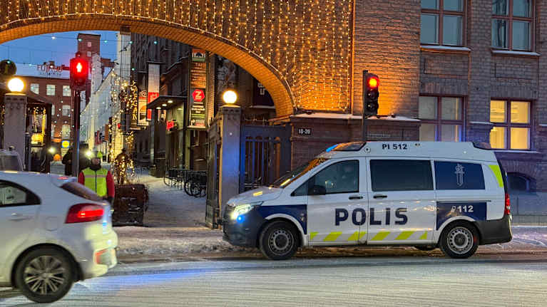 Poliisiauto parkissa Finlaysonin portin luona Tampereella.