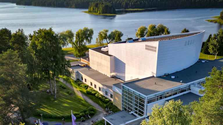 Kuhmo-talo kuvattuna ylhäältä päin.