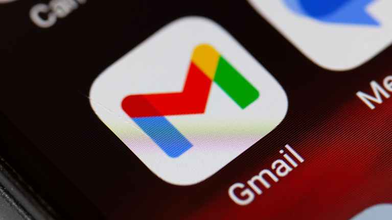 Mobiilisovelluksen logo puhelimen näytöllä.