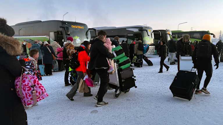 Turisteja jonottamassa lentokenttäbussiin Kittiän lentoasemalla tammikuussa 2026.