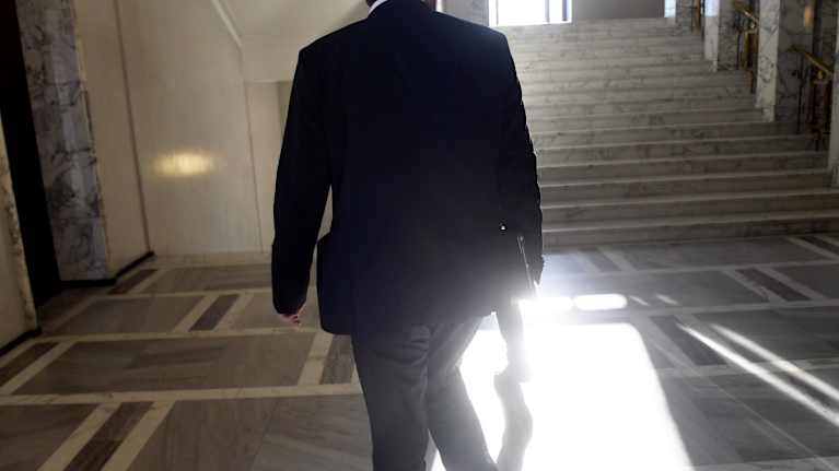 Henkilö kävelee eduskunnan käytävällä.