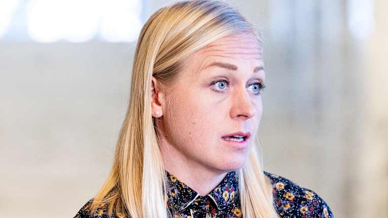 Elina Valtonen mediatilaisuudessa.