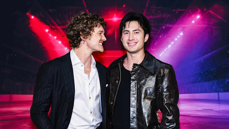 Kaksi henkilöä poseeraa vierekkäin.