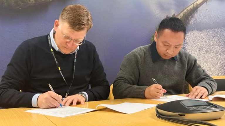 Mikkelin kaupungin maankäyttöjohtaja Topiantti Äikäs ja 3 E Network Technology Group Limitedin tj Tingjun Yang  allekirjoittavat sopimusta. 