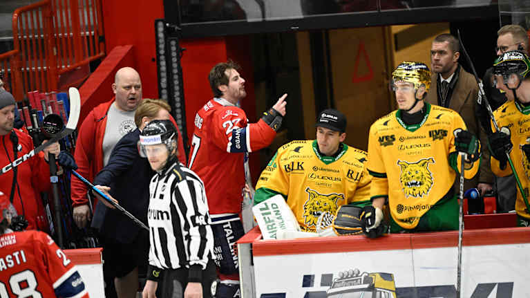 Sean Joslingilla asiaa Ilveksen penkille.