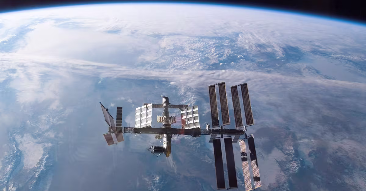 Neljä ISS:n astronauttia palaamassa Maahan ensi torstaina - Yle