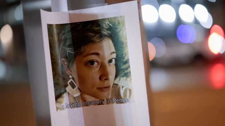 Renee Nicole Goodin kuva, jossa teksti "in loving memory of Renee".