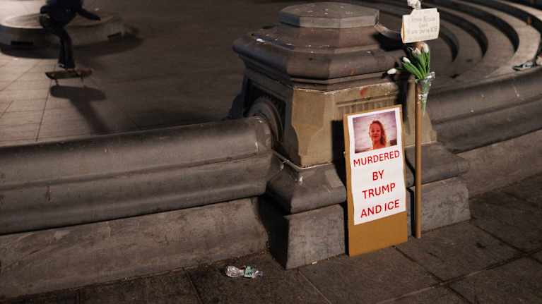 Renee Nicole Goodin kuva graniittipylväässä, kuvan alla teksti "Murdered by Trump and ICE".