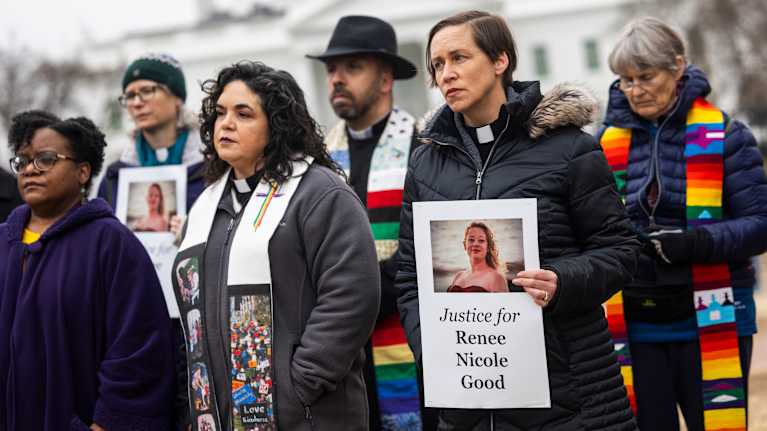 Mielenosoittajia, yhdellä kuva jossa lukee "Justice for Renee Nicole Good".