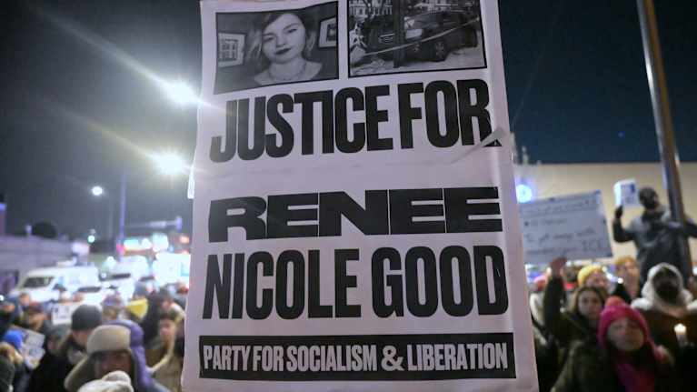 Banderolli, jossa Renee Nicole Goodin kuva ja teksti Justice for Renee Nicole Good. Party for socialism and liberartion".