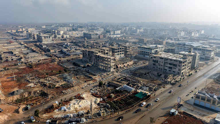 Laaja kuva Aleppon kaupungista, jossa talot ovar osittain tuhoutuneet.