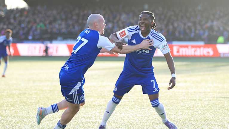 Isaac Buckley juhlii maalia FA cupissa.