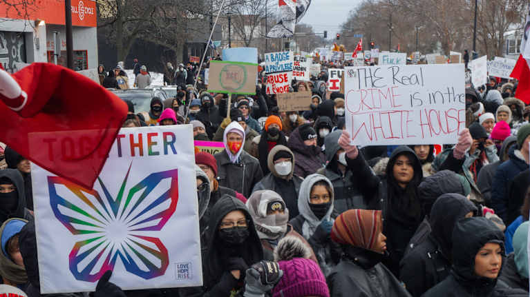  Ihmiset osoittivat mieltään Minneapolisin ampumista vastaan.