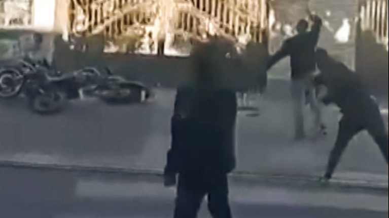 Mielenosoittajia kadulla.