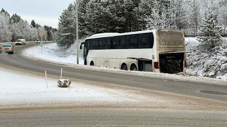 Ojaan ajautunut bussi.