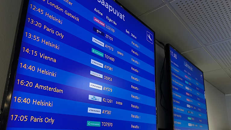 Kittilän lentokentän infotaulu, jossa on vain pelkästään peruutettuja lentoja sunnuntaina 11.1.2026.n 10-11.2026.