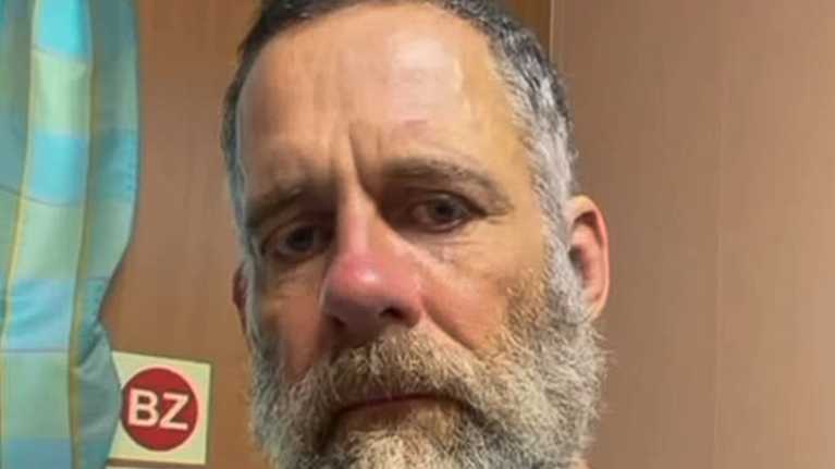 Jari Saario istuu hytissä, katsoo kameraan.